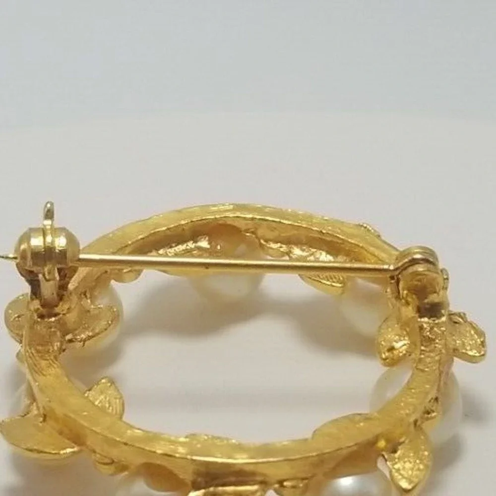 Vintage Faux Pearl Wreath Brooch Pin Gold Tone Leaves , 7 Pearls With Gift Box
